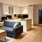 דירה Modern On Of Island
